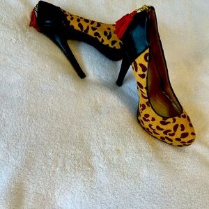 High heel, leopard fur leather.  With zipper as a detail. Used.